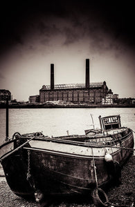 walking along the Thames - Art Print